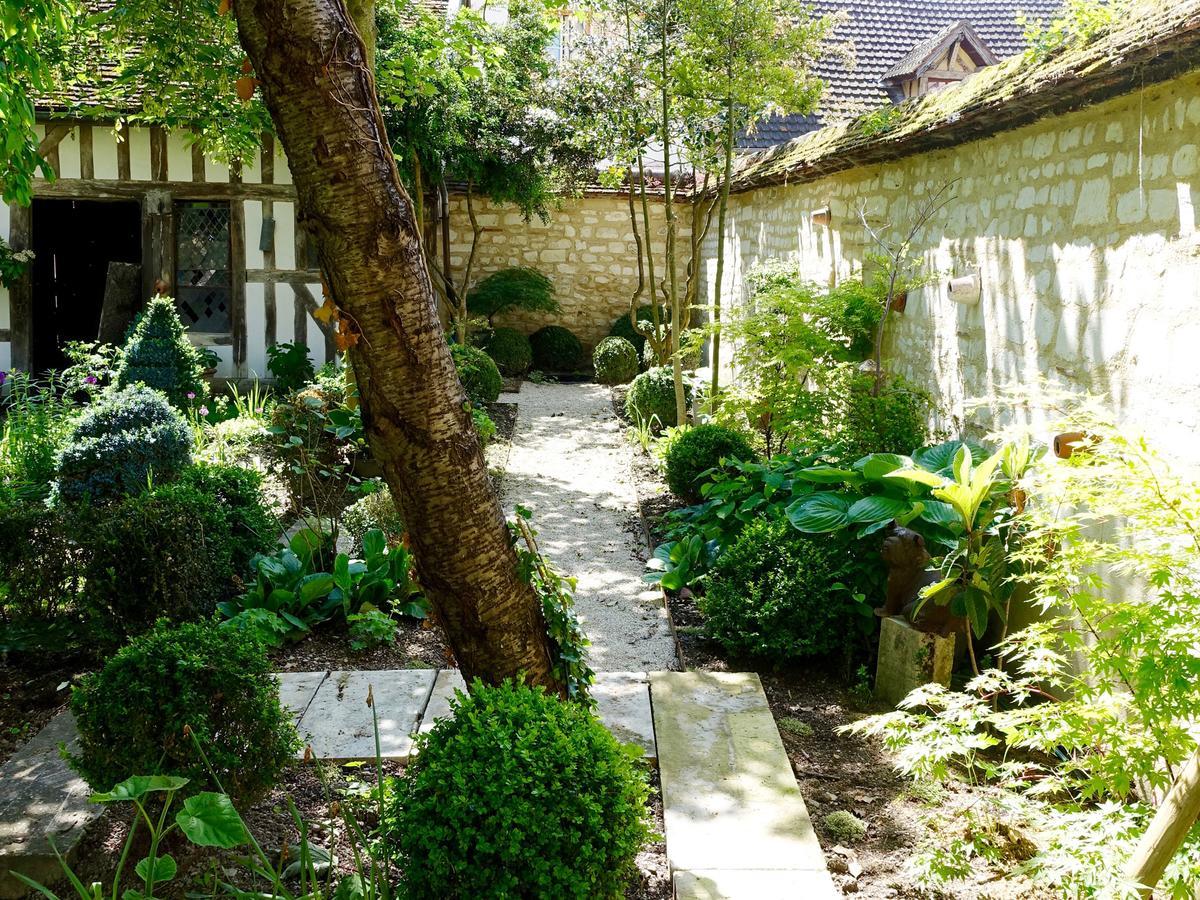 トロワ Le Jardin De La Cathedrale Bed & Breakfast エクステリア 写真