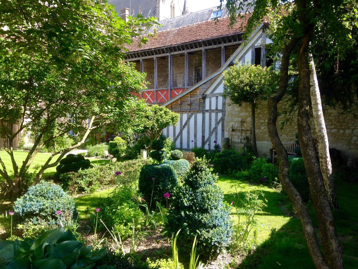 トロワ Le Jardin De La Cathedrale Bed & Breakfast エクステリア 写真