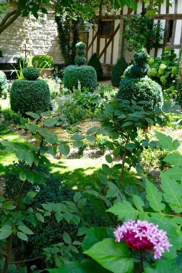 トロワ Le Jardin De La Cathedrale Bed & Breakfast エクステリア 写真
